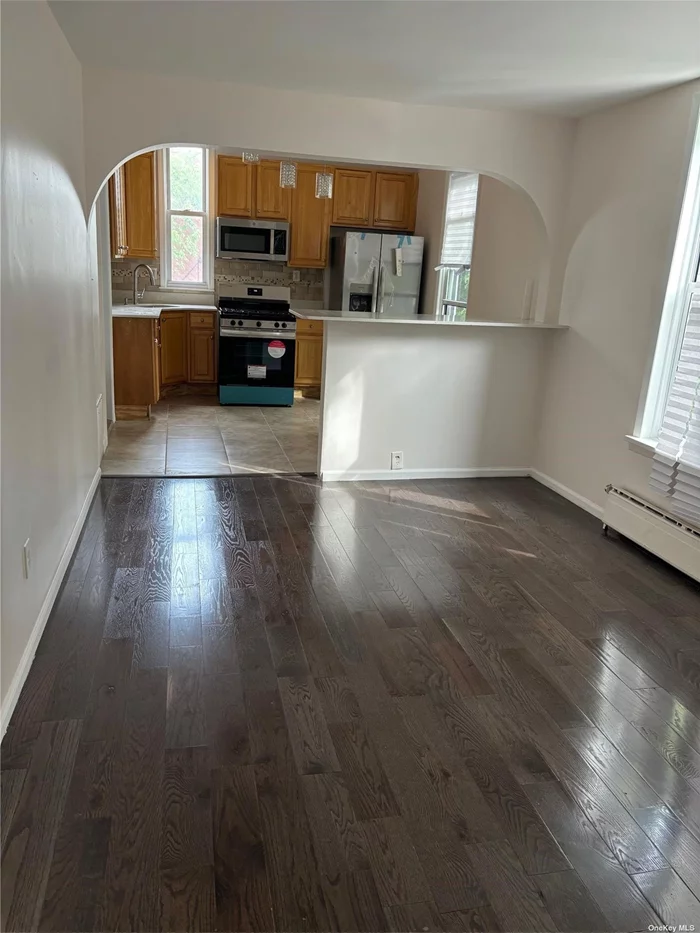 Newly renovated 3bedroom 1 bath in Canarsie Brooklyn. Great condition and All new appliances. Both Cash renters and Programs will be considered. Great location Close to transportation, laundromat, stores (deli, bank, Walgreens, Golden crust, T mobil, etc)