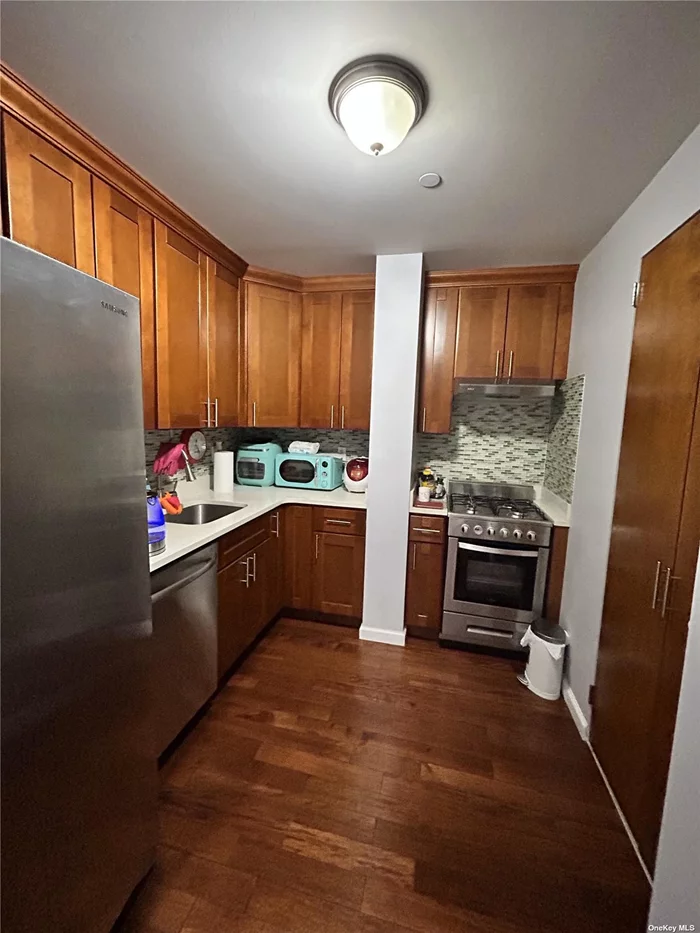 Supersized bright 1 bedroom apartment with patio in a luxury building. Commuter&rsquo;s dream! Close to subway, bus and LIRR, 20 minutes to Manhattan! Plenty of shopping and dining options nearby, SPA and doorman in building. In-unit washer/dryer. All utilities included except for electricity. Available 7/1. This won&rsquo;t last.