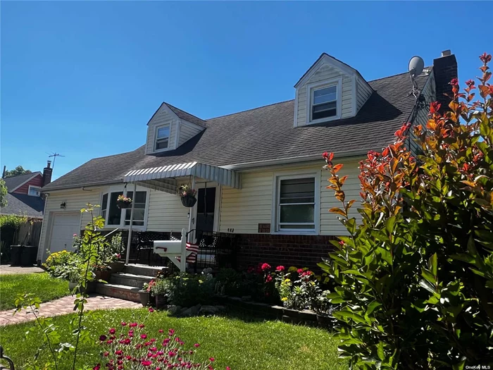 Lovely corner lot cape, with updated eat-in-kitchen, gas cooking, stainless steel appliances and hardwood floors. Roof and windows replaced within the last 10 yrs. Convenient access to shopping, parkways and Hofstra.