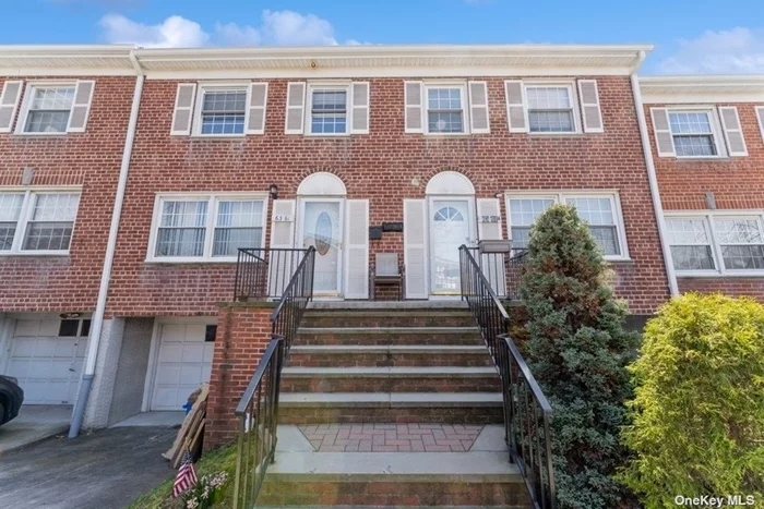 Immaculately maintained updated 3bedroom 2 1/2 Bath Townhouse. Huge walk -in closet, top of the line updates and appliances. Security system, community pool.