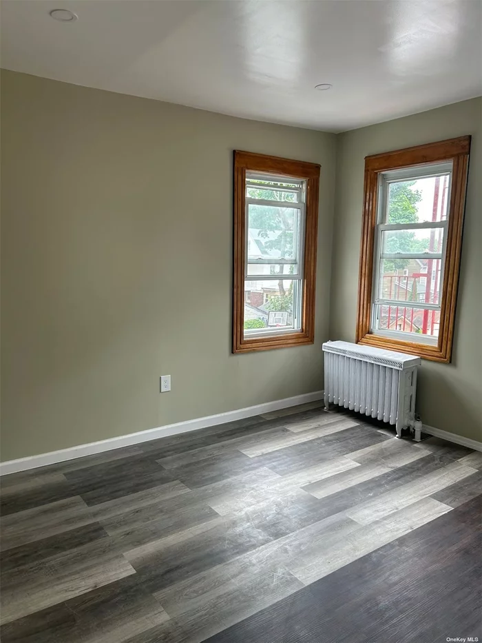 Charming studio in Woodhaven: Recently renovated, sparkling clean, complete with a closet and kitchen appliances. Enjoy convenience with nearby public transportation, parks, and shopping areas. Ideal for a cozy retreat in a vibrant neighborhood!