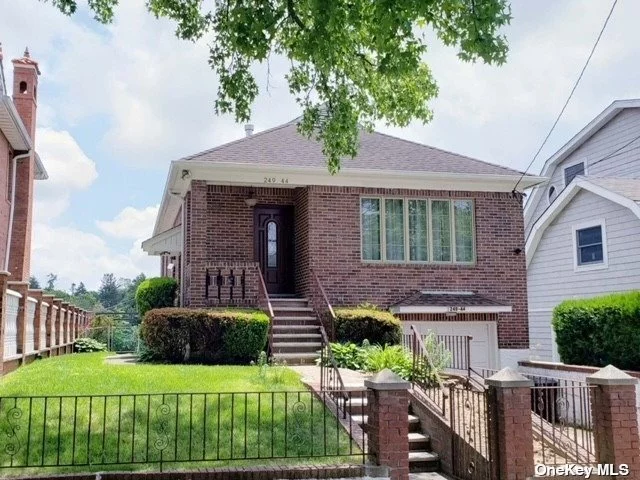 All brick fully detached house on a quiet street with plenty of parking. Modern spacious bright interior with lots of natural sunlight. Great view of sunset. Conveniently located just minutes to Northern Blvd, supermarket, bus stop, schools, LIRR, library, UPS store, USPS etc, also with many options for local cafes and restaurants.