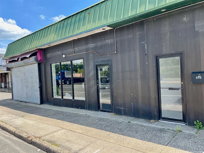 Prime Baldwin Location. Great Retail Exposure. High Traffic And Visibility. Close To All. Approximately 3300 Square Feet. Dividable. Suitable For Any Retail Or Office.