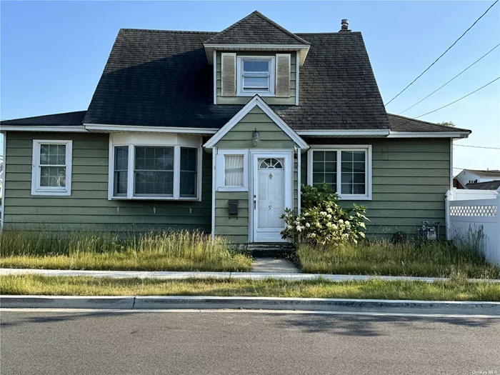 2 bedroom 2 bath home currently gutted ready to design your dream home great location close to transportation, schools and shops. Enjoy living in a beach community with access to beaches pool golf only 40 min to NYC