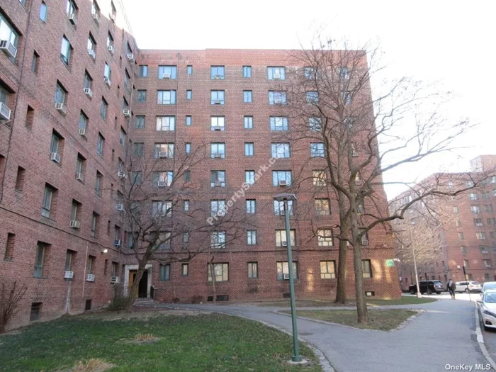 move ready large one bedroom Condo convenient and quiet location. Close to subway stations. Many great Restuarents and grocery stores nearby.