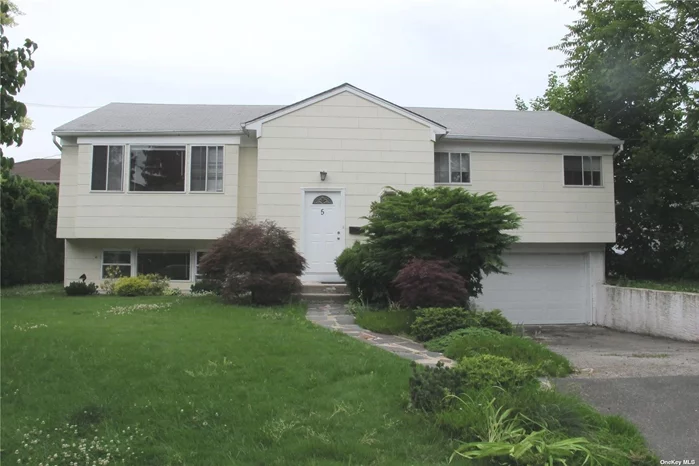 Great Neck Estates Sunny South Facing Sunny Hi-Ranch! Block from Town and Minutes to LIRR. Open Floor Plan. Wonderful Lower Level. Nice Backyard. Enjoy GN Estates Private Waterfront Park, Tennis and Private Police. Saddle Rock Elementary; Option GN South Middle/High Schools.