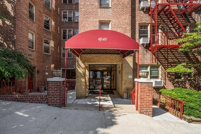 Lovely 2BR/Junior 4 at the Illinois. Hardwood floors throughout. Open living room/dining room concept. Located on the 5th floor with lots of light. Close to all shopping, restaurants and transportation on a quiet street. Ideal Forest Hills location!