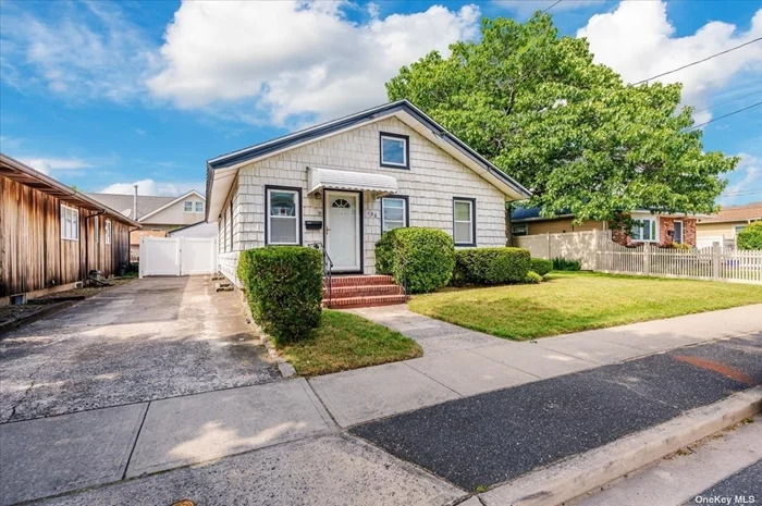 This beautiful, updated turnkey ranch offers 3/4 bedrooms and 1 bathroom, situated on a spacious lot with a large yard. Located within walking distance to the Inwood Marina area, it combines convenience with charm.