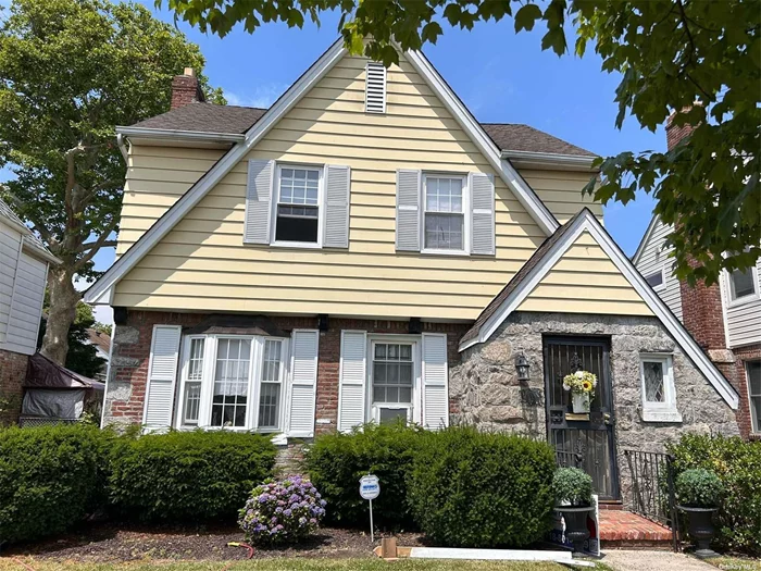 :Beautiful colonial in the heart of Whitestone. location Location Location. near the shop. highway and good layout quiet st, 1 car garage. Must see!