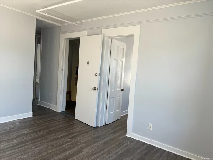 2-bedroom apartment for rent. 2nd floor. Bell Harbor, Beach block with driveway. Renovated, new appliances, lots of natural sun light, front porch storage for bike or beach chairs.... Yearly lease {not a short-term rental}. Gas, water and heat included.