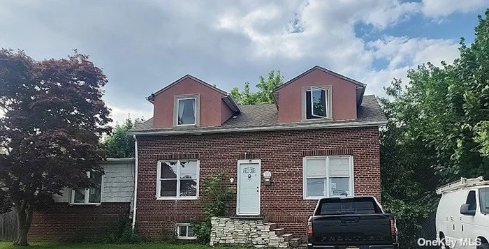 Brick Cape with 9 rooms 5 beds and 3 bath located in West Babylon schools. Close to shopping, transportation and major roadways