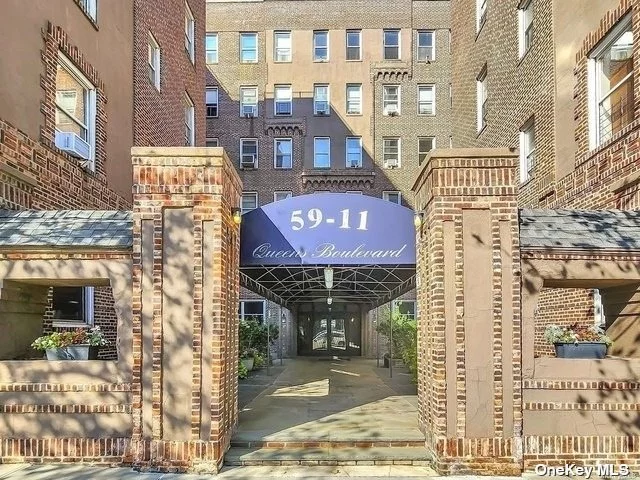 One-bedroom apartment located in the heart of Woodside.