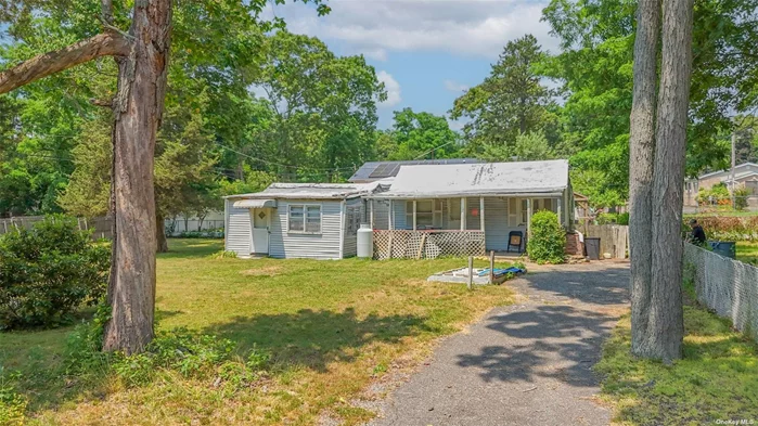 Transform this cozy bungalow into a dream home! With endless potential, this property is perfect for those looking to invest in a prime location. Opportunity awaits-don&rsquo;t miss out on this fantastic chance to create something special!