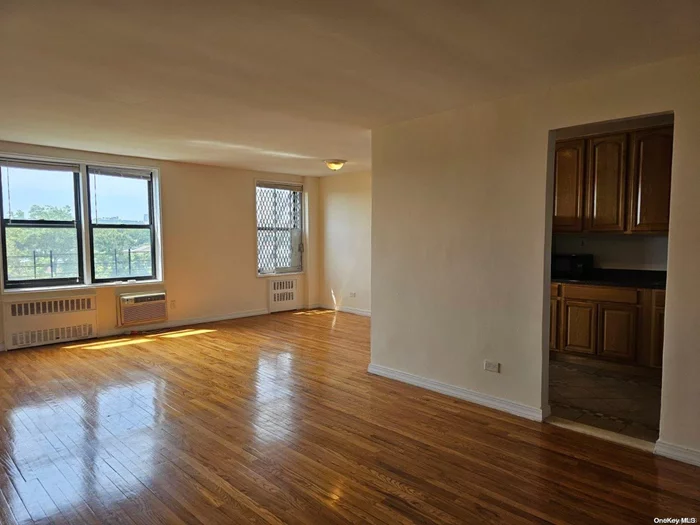 Sunny and Spacious 5th Floor Apartment in the Exclusive Oakwood -Top Forest Hills Location! Main Level features Oversized Junior 4 Layout- LR, Dining Room OR Easy Convert to Additional Bedroom/Office, KIT, 1 Bdrm, 1 Bath. Subletting is Allowed After 1 Year, Guarantors & Co-Signers Allowed. Assmt $84. Very Convenient to Transportation, Restaurants and Shopping!, Additional information: Appearance:Good