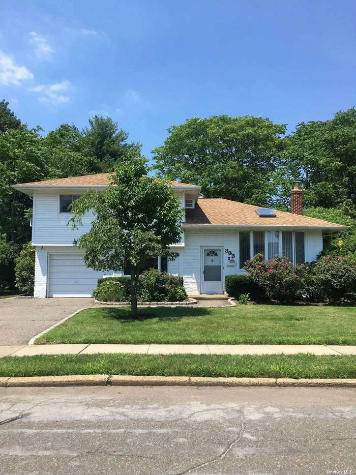 Beautiful Split-style home with 3 bedrooms, 2 full baths in the Jericho School District. Features a large and bright living room, dining room, and kitchen with skylight. Conveniently located near the highway, close to shopping center and LIRR. Don&rsquo;t Miss Out On The Chance To Rent This Awesome Property!