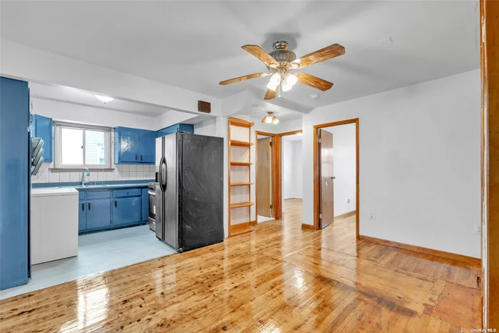 EXCELLENT INVESTMENT OPPORTUNITY IN THE THROGS NECK AREA OF THE BRONX. 2 FAMILY SEMI-DET HOME IN THE THROGS NECK AREA OF THE BRONX. EXCELLENT INVESTMENT OPPORTUNITY, CURRENTLY OCCUPIED WITH PAYING TENANTS. ** CAN BE DELIVERED VACANT AT CLOSING **