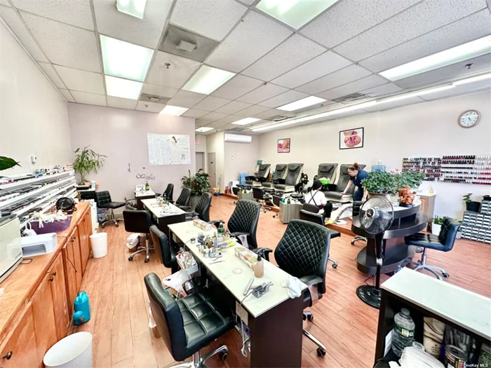 Nail salon business for sale. High foot traffic, stable customer base. Ready for the new business owner to take over business at any time, good business.