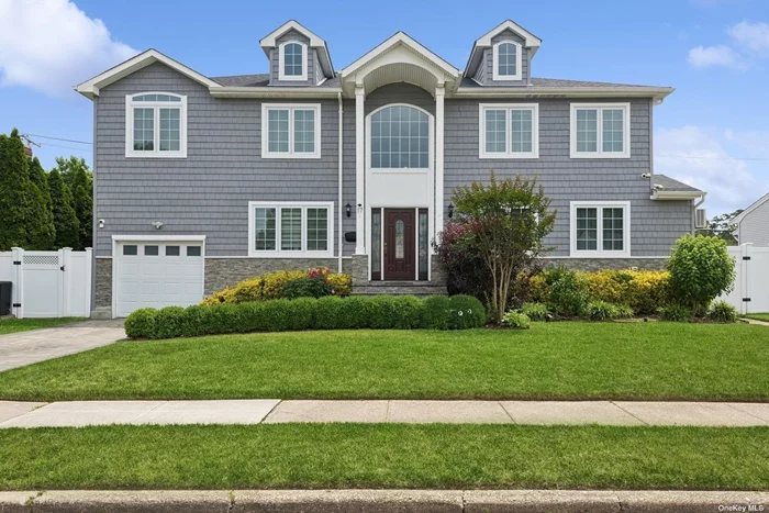 Elegant North Syosset 4 Bedroom 3.5 Bath Center Hall Colonial Completely Rebuilt in 2019. Entertainers Kitchen w Gas Cooking, & Stainless Steel Appliances, Huge Primary Ensuite w Walk in Closet & Soaker Tub. Hardwood Floors Throughout. 3.5 Baths, Finished Basement, Fabulous Back Yard, Syosset Schools, Low Taxes!