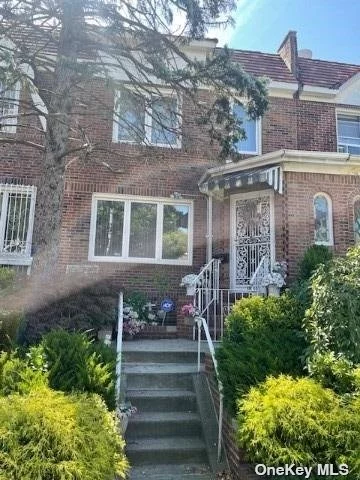 Excellent opportunity in thriving bristling neighborhood on the queens / brooklyn border , this one family attached is on a quiet treelined street with private parking and a private yard .