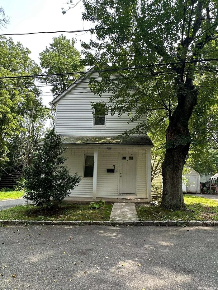 Cozy cottage, Bright 2 Bedrooms, 1.5 Bath, CAC, Private Thermostat, Laundry in Basement, Private Driveway for a few Cars and Storage - Fenced Backyard - Walk to Parkwood Pool and Tennis, Bus Stop to LIRR and Town. Great Neck North Middle and High Schools. Steppingstone Park All Year Around Entertainment and Amenities.