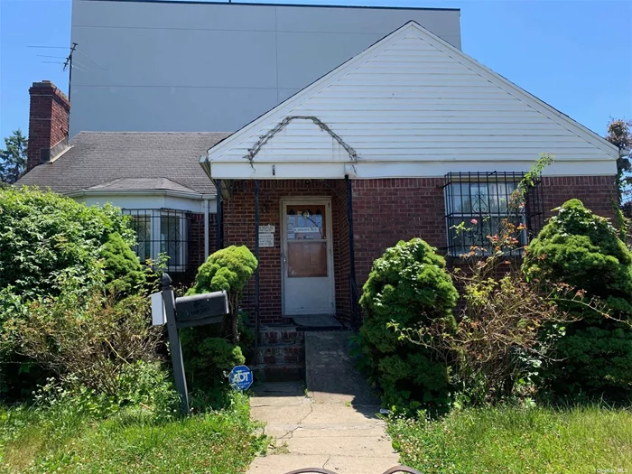 Location is key. This is a great location for medical office. The space is for doctors, dentists and more. Currently use as doctor&rsquo;s office. 1st floor with ramp. The equipment is included with the lease, 2 ac included. 2 Park Space available. A lot of potential at this location. Close to Queens Hospital