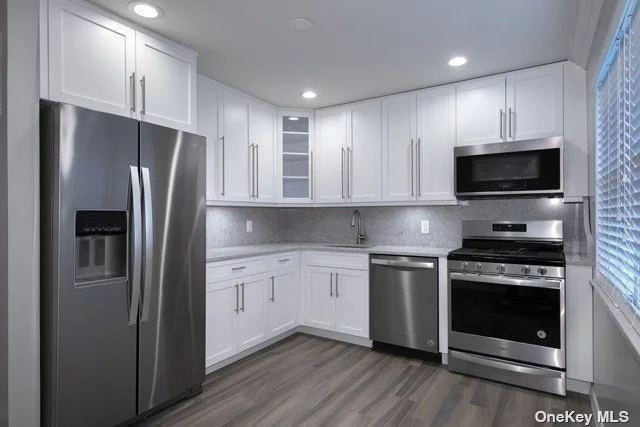 *Ask About Our Rent Specials*. Restrictions Apply* Shaker-style kit/bath cabinets.Quartz ctrtop/backsplash/plank tile flr. Frmls shwr drs.subway tile bath/quartz vanity/basketweave flr tile.Hi-hats.Ceil fans.Whirlpool gold ser stls.stl.appl. WD.Gray paint/crpt.AC units.Club/Gym/Pool. Close to StonybrookU/Nicolls Rd/347/Patchogue/Sayville. *Prices/policies may change w/o notice.