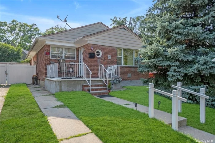 Step into this oversized Ranch House located in the heart of Fresh Meadows. House features brand new kitchen 3 bedrooms 2 bathrooms and anoversidzed lot (4750 LOT AREA).