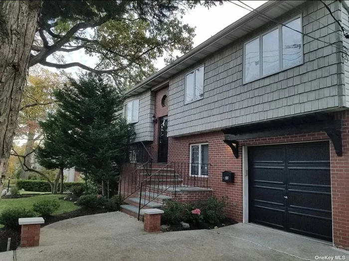 Spacious 4 bedroom 3 bath home. 1 car garage, 2 car driveway way License Number: SRA24-000030 Expiration Date: Oct 16, 2026 It&rsquo;s a 25min ride on the LIRR into Penn Station NYC. The home is walking distance to school, ocean, shopping, starbucks, tennis and golfing