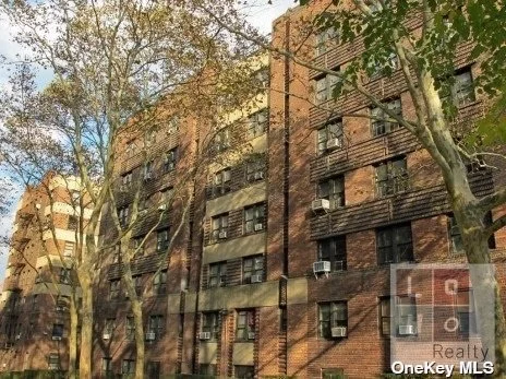 LOVELY FIRST FLOOR 1BR LOCATED AROUND A PRIVATE / QUIET GARDEN COURTYARD, HI-CEILINGS (9FT), FIRST FLOOR APT, GYM, 24 HR. SECURITY, COMMUNITY RM, BICYCLE STORAGE, PETS ALLOWED W BOARD APPROVAL, LIVE IN SUPER, LAUNDRY RM, PARKING GARAGE ACROSS THE STREET