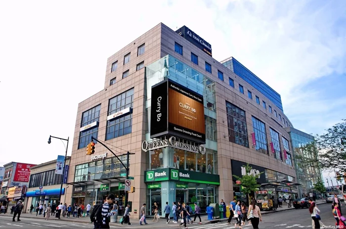 Flushing famous Queens crossing 10850 sf office for rent or buy . rent 6$5/sf & buy $1150/sf . Main st & 39 ave comer , 2 mints to 7 subway & train .  Best location. Owner willing to divided to the size u want . Right on 4 floor above restaurant entrance & 6 elevator  . Great for medical , school, or any office use .