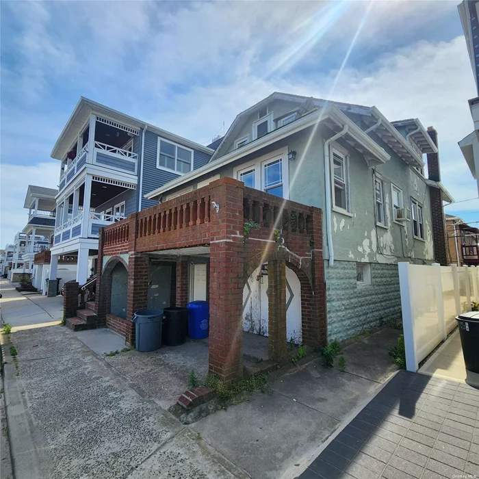 Beautiful 4 bed 2bath apt in LBs Trendy State St area. Located far enough to not hear the strip and close enough to almost hear the ocean. Brand new kitchen. Newly remodeled finished basement with additional family room and OSE. Tenant pays Gas and electric. Small pets under 10lbs preferred.