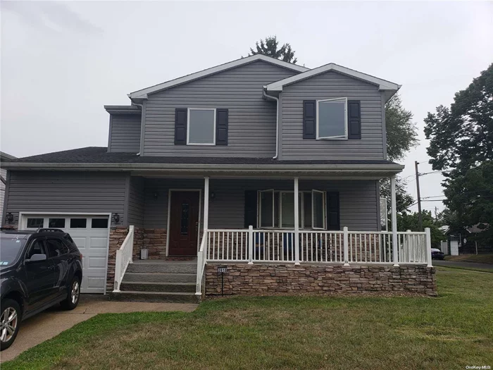 Beautiful and spacious 4Bdrm 3 Bath Colonial Fully Renovated in 2013. Master Bath, 2 full Baths Liv-Rm, EIK, Din-Rm, Den with Fireplace. Hardwood Floors through-out and Central Air. Seller motivated, Close to all., Additional information: Appearance:Mint, Separate Hotwater Heater:1