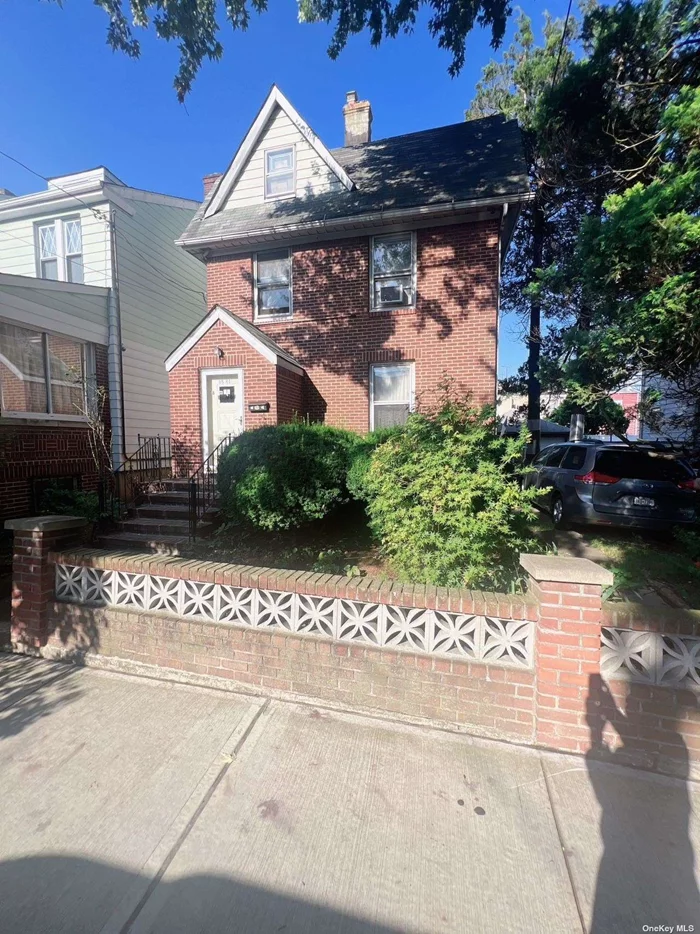 Rare housing resources hard to find, 50/100 large lot, 2600 sqft interiors space,  R3-1 zoning, can be easily converted to two families. Two story plus walk-up attic, finished basement, also double driveway, double garage, sell as is. 5 minutes walk to subway station, bus station, park, golf course, convenience store, supermarket, and much more.