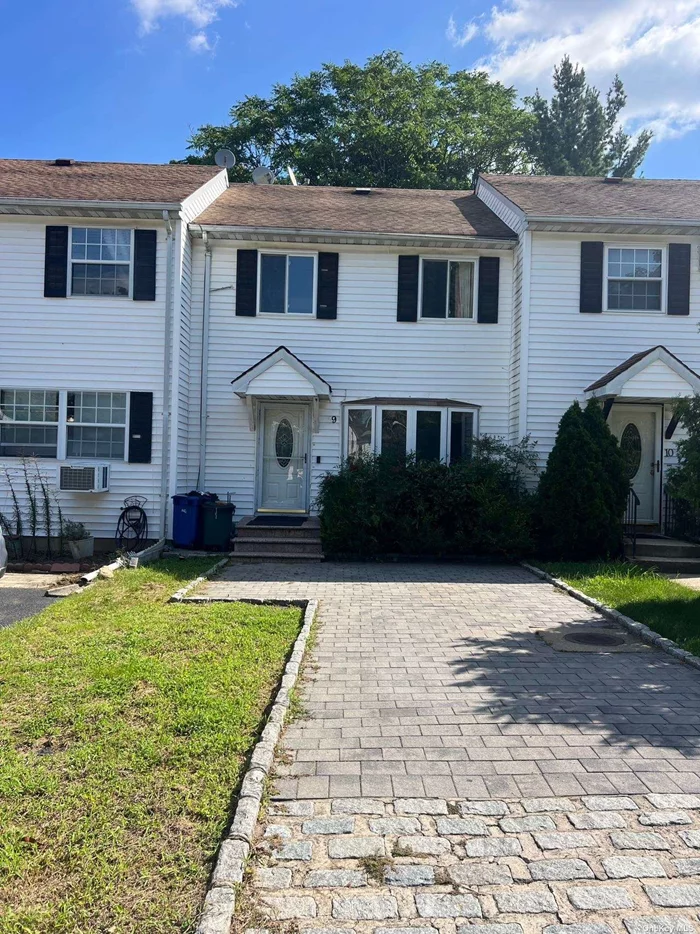 Welcome to Roslyn of Long Island. This Ready to Move In! Mint Condition w/ Great Layout Townhouse w/ Private Backyard, LR/DR, EIK & FB on the Main Level, 3 Nice Size Rooms and FB on the 2nd Floor. Full Basement, Finished, Laundry Room, Huge Room great as 2nd Den, Tons of Storage! In the Roslyn School District. Private Cul-de-Sac Setting. Hardwood Floors Throughout. Updated New Kitchen with Counter-Tops. Close to Public Transportation, Highways and School.