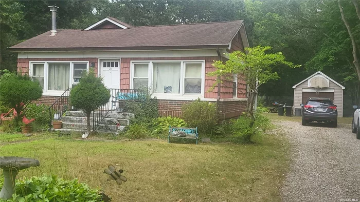 Welcome to the beautiful town of Medford, where you can make this Diamond in the rough your home. This 3 bedroom 1 Bath is looking for someone to come and give it there touch. Kitchen, Formal dining Room, Living Room, Full Bath Room and 3 Bed Room Can be yours. Sellers concession is possible.