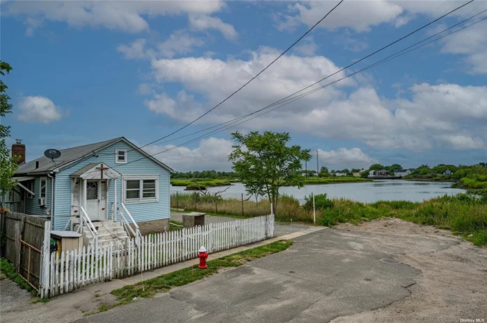 Waterfront cottage on cul-de-sac on Motts Creek. Property is comprised of lot #&rsquo;s 108, 109, 113.