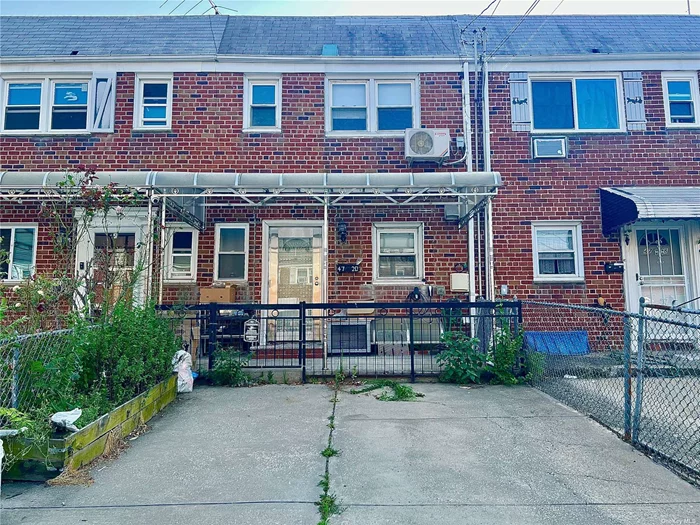 Well maintained single family home in the heart of Bayside Situated on a quiet cul de sac. Zoned for District 26 schools and in close proximity to the LIRR and shopping/restaurants on Bell Blvd. The top floor has 3 bedrooms and full bathroom. First floor has an open concept kitchen and 1/2 bath that was renovated in 2023 with Eat-in-kitchen and marble countertops, marble backsplash, new cabinets, stainless steel appliances and marble island. Hardwood floors throughout with access to private backyard. Updated forced air boiler and Central AC with also split unit AC in each bedroom. The house has 24 security camera system. Close to supermarkets, shops, schools, parks, bay terrace shopping center and etc. Do not disturb tenant!