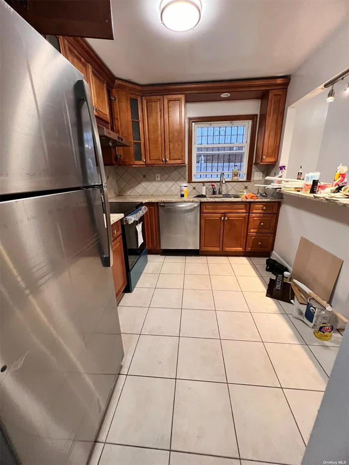 Newly Renovated Sunny and Bright 2 Bedrooms Apartment on the 1st Floor. Open Kitchen with Granite Counter-top and Stainless Steel Appliance. New Bath. Washer and Dry in the Building. Excellent School. Close to Everything. A Must See.