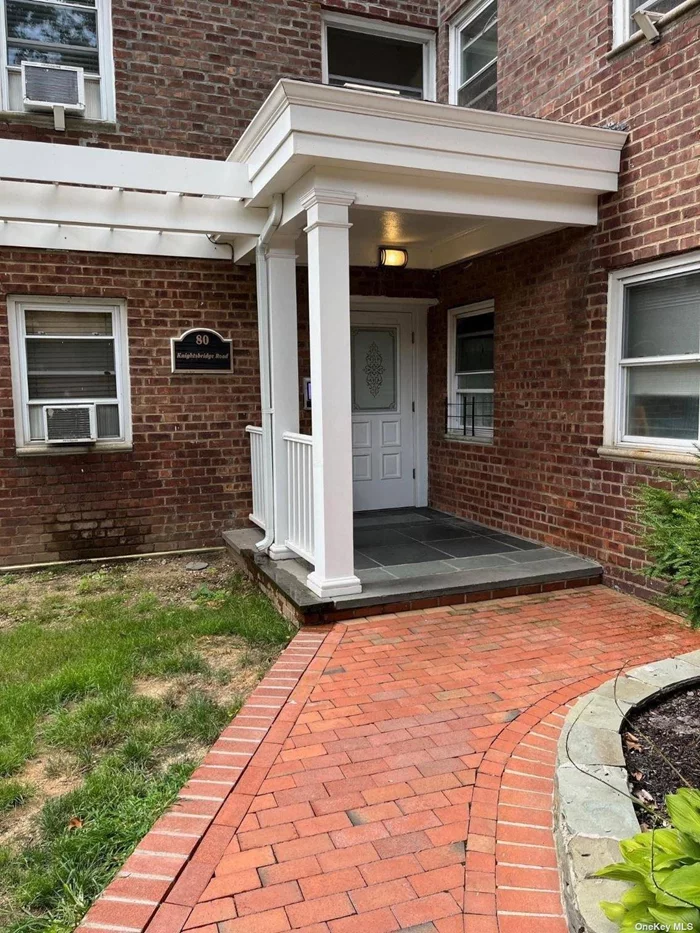 *Lovely apartment in the heart of Great Neck *Hardwood floors *Heat included *Parking available *Laundry rom in building *Conveniently located by LIRR, parkways and shopping