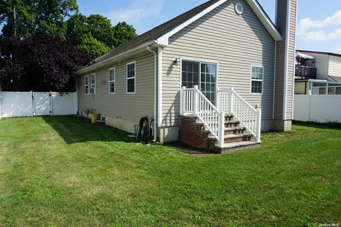 Great home in the meticulous Massapequa school district. Corner lot with lots of yard space. home has high vaulted ceilings. close to shopping centers. Close to shopping centers get ready to enjoy living in massapequa.