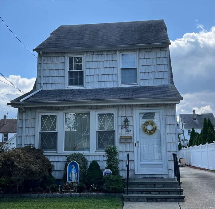 Lovely 1 bedroom 1 bath on 2nd floor and walk up attic for storage in a private home located in the heart of Williston Park. Convenient to LIRR, shopping, parks, town pool, restaurants and places of worship.