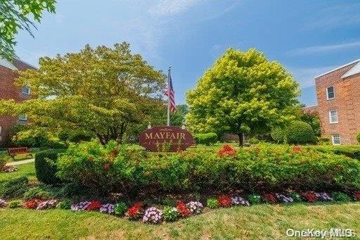 Desirable Large 2 Bedroom Unit in The Mayfair,  Professionally Manicured Grounds, Large Living Room/Dining Area, Eat in Kitchen with Pantry, Renovated Bathroom, Laundry Room, Bike Room, Storage avail. Close to All that Rockville Centre Offers, Town Center, Shopping, Dining and LIRR 34 Min to NYC, Additional information: Interior Features:Lr/Dr