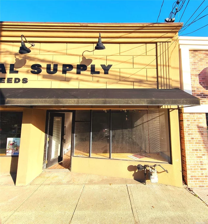 This glass-front store on busy Wantagh Avenue has lots of street parking that is well-visible and well-signed. Short walk to the LIRR station, and bus stops with easy access from all directions. This unit has a private bathroom. Mount Sinai is currently constructing a 60, 000-square-foot state-of-the-art, $35 million multi-specialty healthcare mega complex across the street.