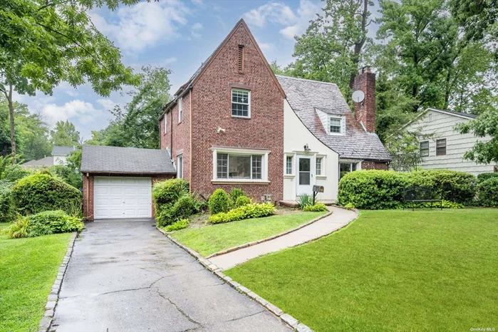 With large land on a quiet cul-de-sac, this brick Tudor with a Vermont slate roof features three bedrooms, three full bathrooms, a spacious living room with a fireplace, and a fully renovated kitchen. Enjoy all the amenities the Great Neck Park District has to offer!