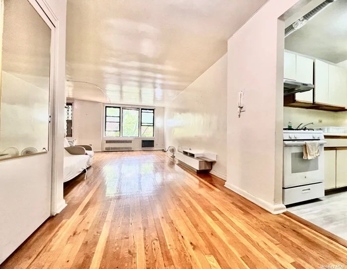 This Co-op is located in the heart of Elmhurst. It&rsquo;s a spacious and bright studio with the southeast facing. The common charge is $690 including everything except the electricity. It closes to all: 2 minutes to R & M subway station, various supermarkets and the park. No Flip Tax!