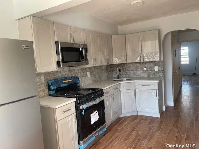 Beautiful Two-bedroom apartment, newly renovated in an excellent location. Close to airport, bus, school, and restaurants.