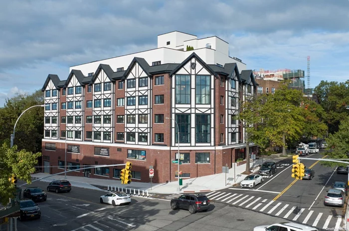 Luxurious new building in the heart of Douglaston. Conveniently located by Northern Blvd and Douglaston Pkwy. Walking distance to LIRR. On site parking offered. Beautiful resident&rsquo;s lounge, state of the art gym, and roof top with panoramic views that extends to Manhattan. Currently offering furniture credit up to 2500 dollar for any new tenants.