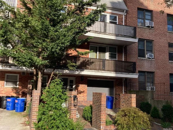 Spacious and Sunny Three BR apt with living room, Kitchen and 1.5 Bath. Bright, quiet, close to all. In The Heart of Kew gardens, Great School district Close to Ps 56 , Richmond Hill High School, Ps 51.