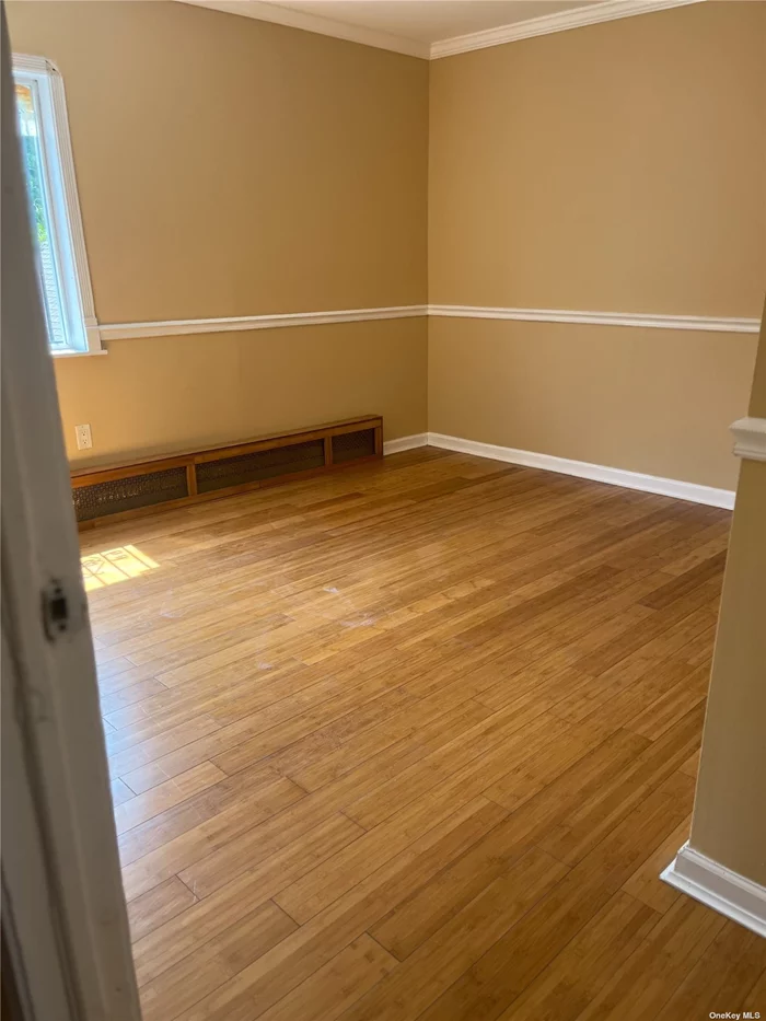 Welcome to a Beautiful 3 Bed room apartment. Kitchen has been remodeled, very Spacious and close to parkways, buses, and more ! Come by and make this yours!