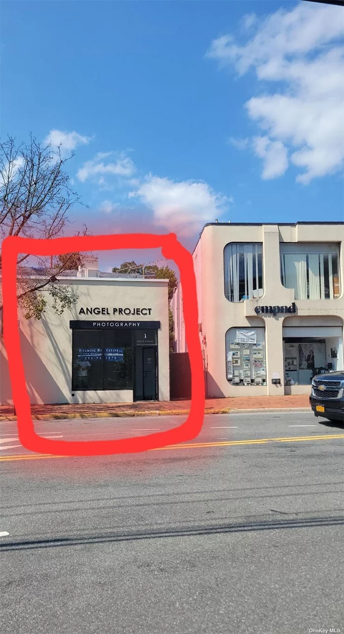 Beautiful store front, open exposure. Highly visible from Clock Tower intersection and all day pedestrian traffic. High ceilings, clean lines. Has split system heat and air conditioning. Perfect for small, high end boutique, gift shop, consultant, Attorney-Landlord is open minded.,